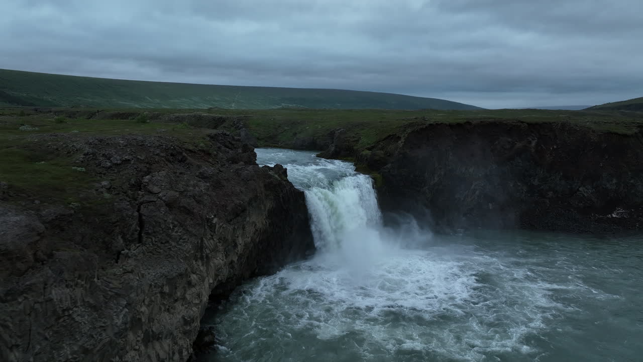 pequeña cascada en islandia vista desde el aire