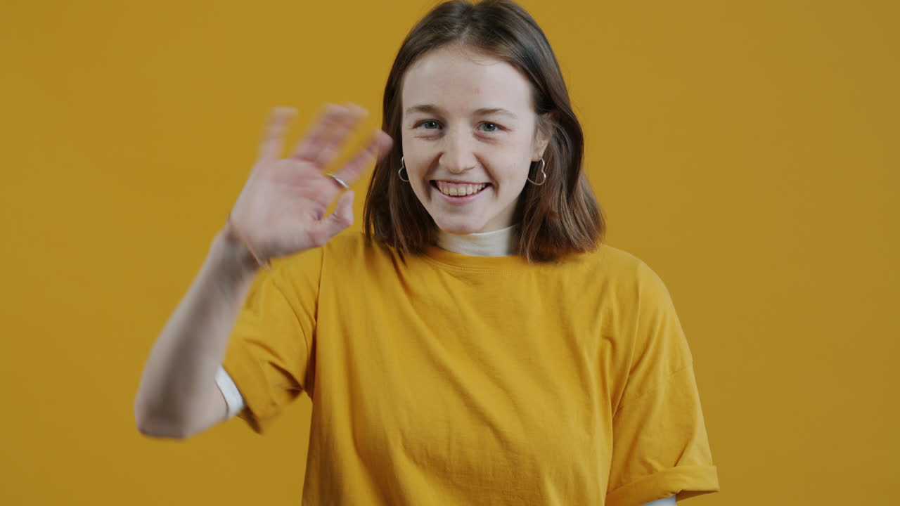 mujer joven sonriente