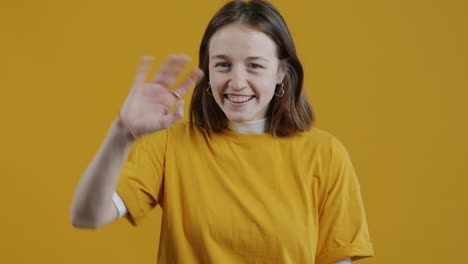 una mujer joven sonriente.