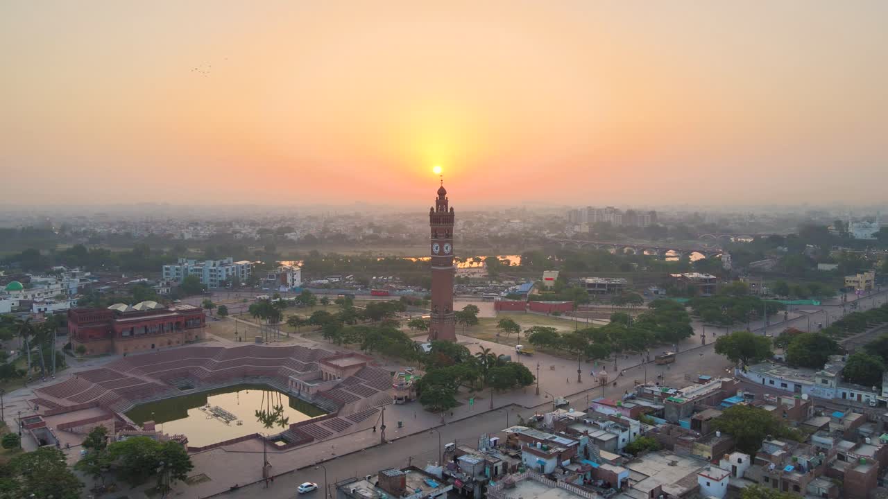 vista aérea de lucknow, capturando la torre del reloj y sus alrededores históricos bajo la luz dorada del amanecer.