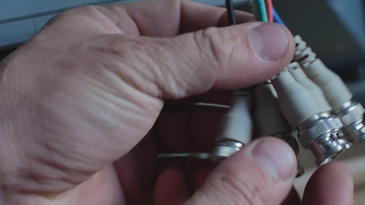 primer plano de los cables del monitor crt con conectores de tipo antiguo