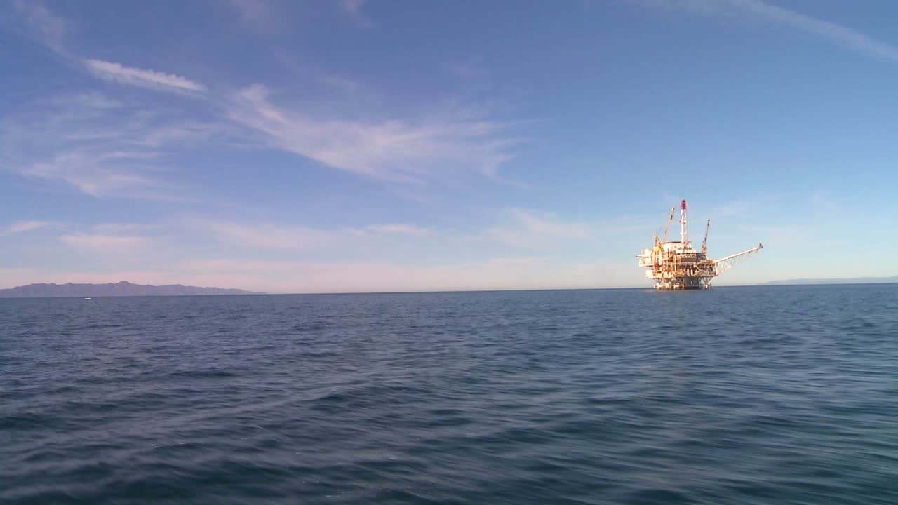 인근을 지나가는 보트에서 본 산타바바라 캘리포니아 연안의 석유 플랫폼