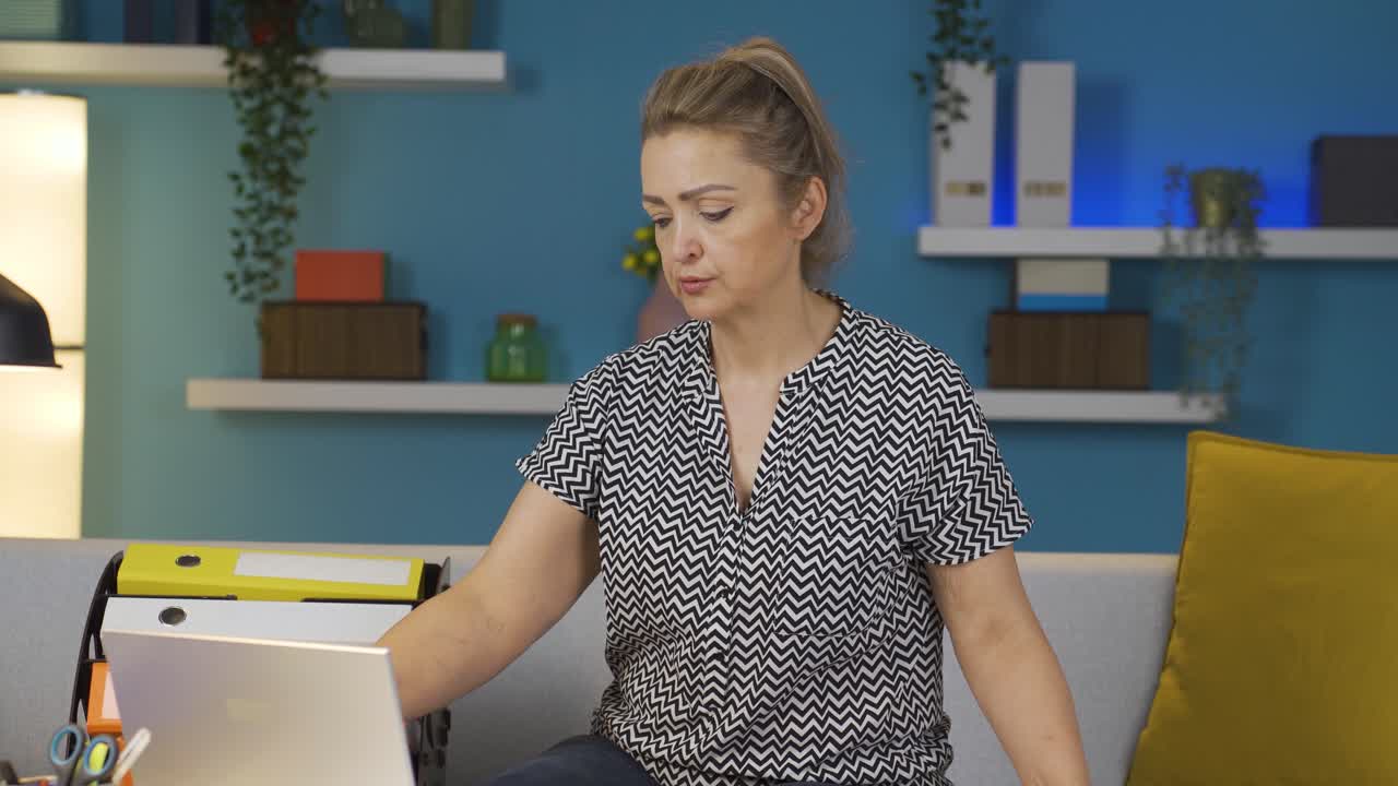 женщина, работающая в домашнем офисе, имеет чувствительность зубов.