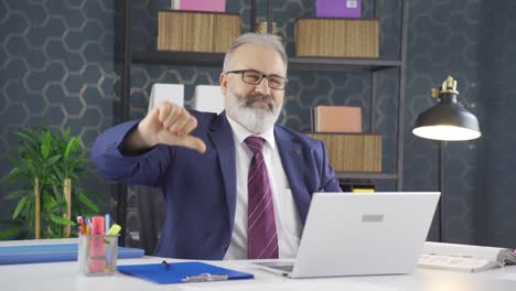 hombre de negocios mirando a la cámara con un gesto negativo.