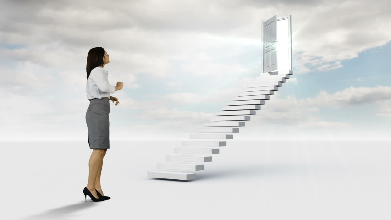 mujer de negocios mirando las escaleras con una puerta abierta en el cielo nublado
