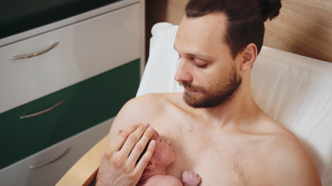 신생아 를 안고 있는 아버지