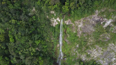 Aerial-tilt:-Cascada-el-Bejuco-waterfall-on-jungle-cliff-in-Honduras