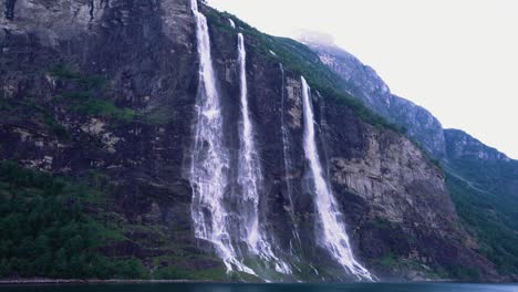 Las-Siete-Hermanas-Caen-En-Geiranger,-Noruega