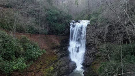 esta hermosa y majestuosa cascada está escondida en el terreno boscoso