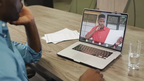 hombre de negocios afroamericano usando una computadora portátil para una videollamada con un colega de negocios afroamericano