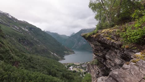 一座山的懸崖上美麗的風景,俯<unk>山脈和一個大湖泊