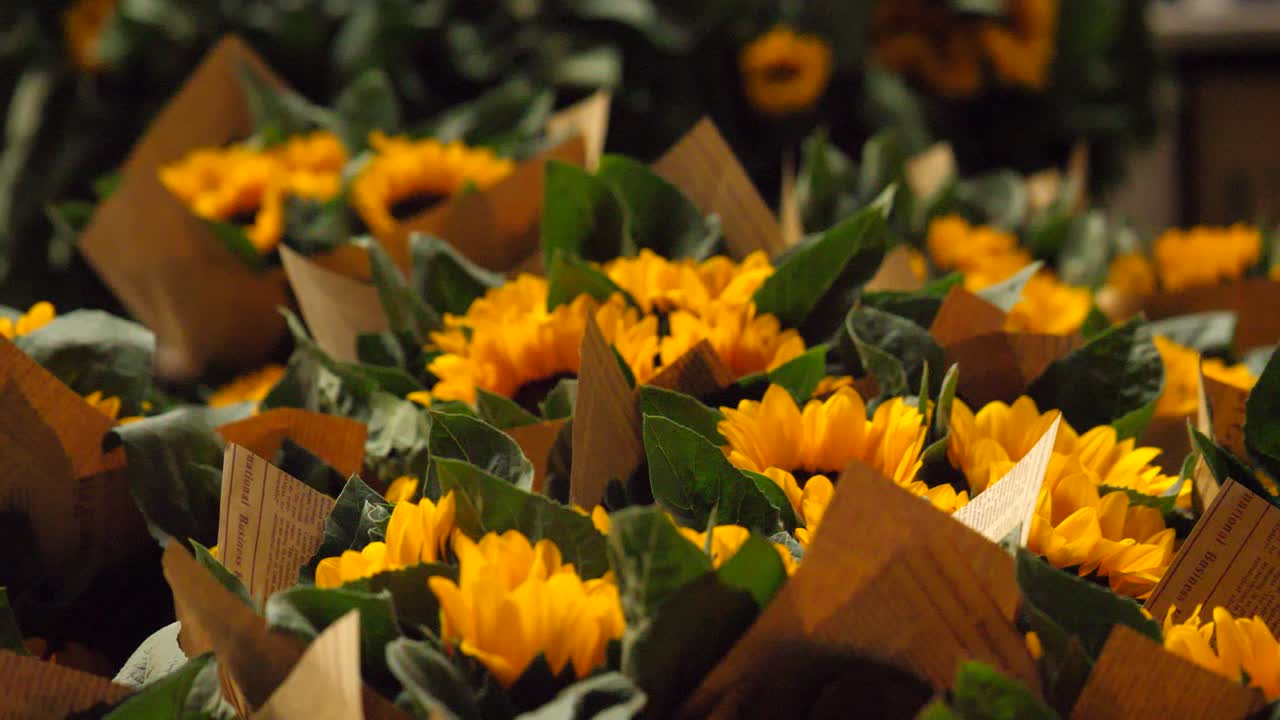 Primo piano di un bouquet di crisantemi al mercato dei fiori di Kunming Dounan, Yunnan, Cina.