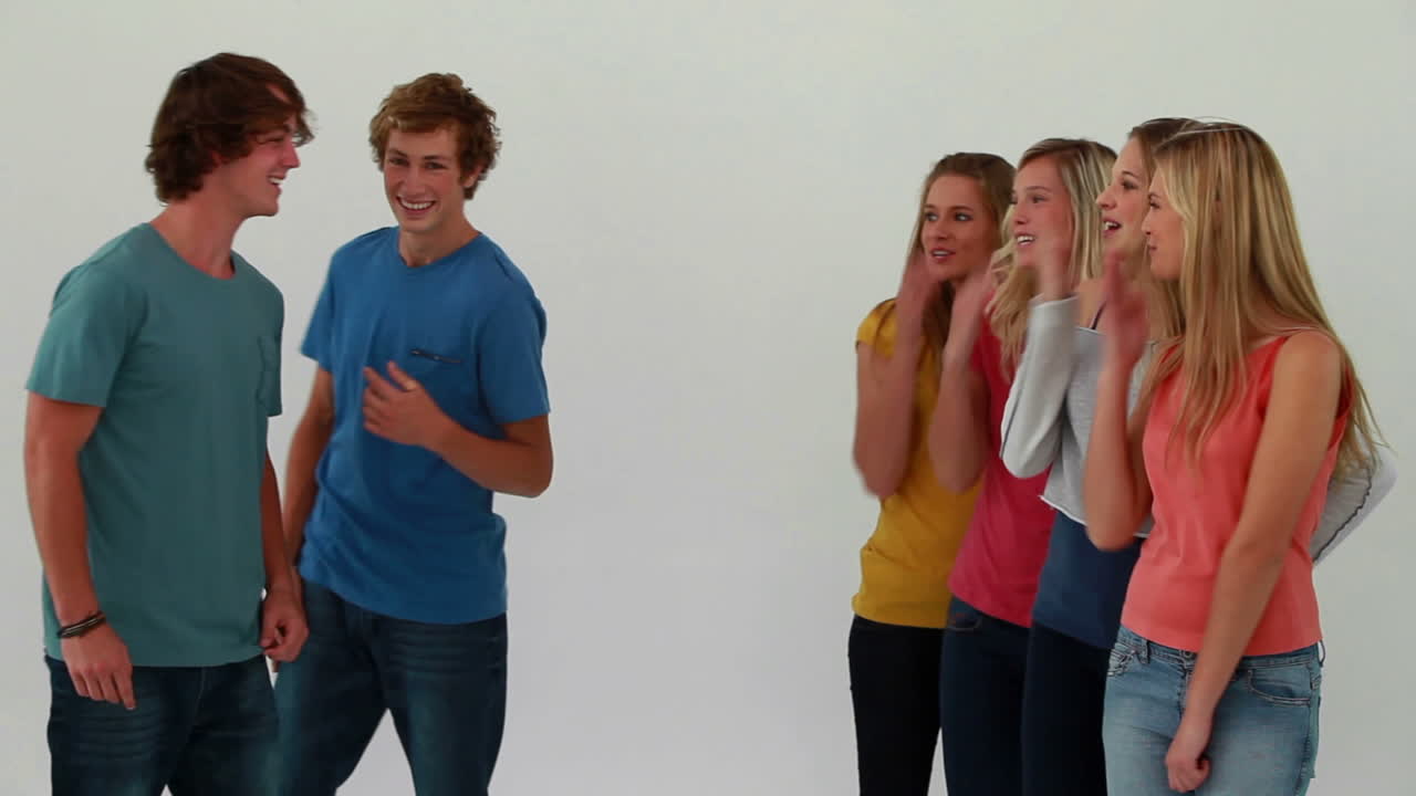 여자애들이 친구들에게 공중 키스를 보내고 있습니다.