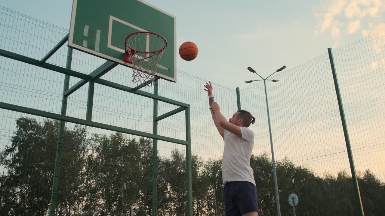 jugador de baloncesto disparando una canasta