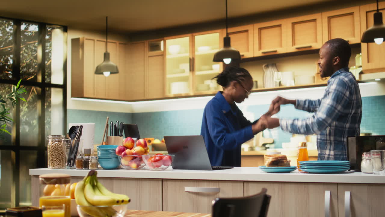 Coppia che fa colazione in cucina