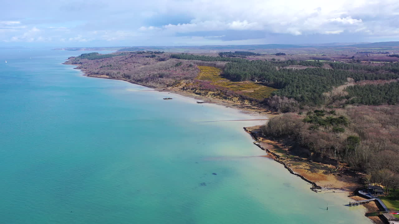 와이트 섬 위를 날아다니는 항공기, 바다와 시골, 은 날, 영국 4k
