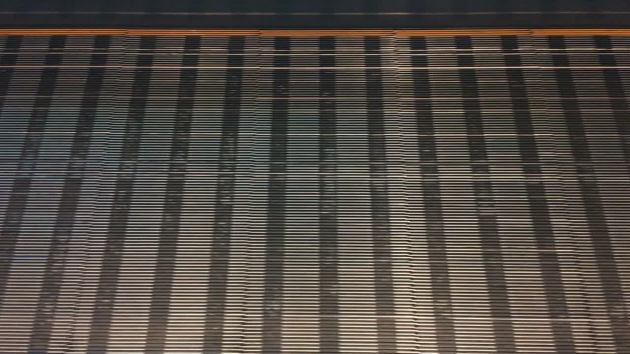 una escalera mecánica se mueve constantemente de izquierda a derecha