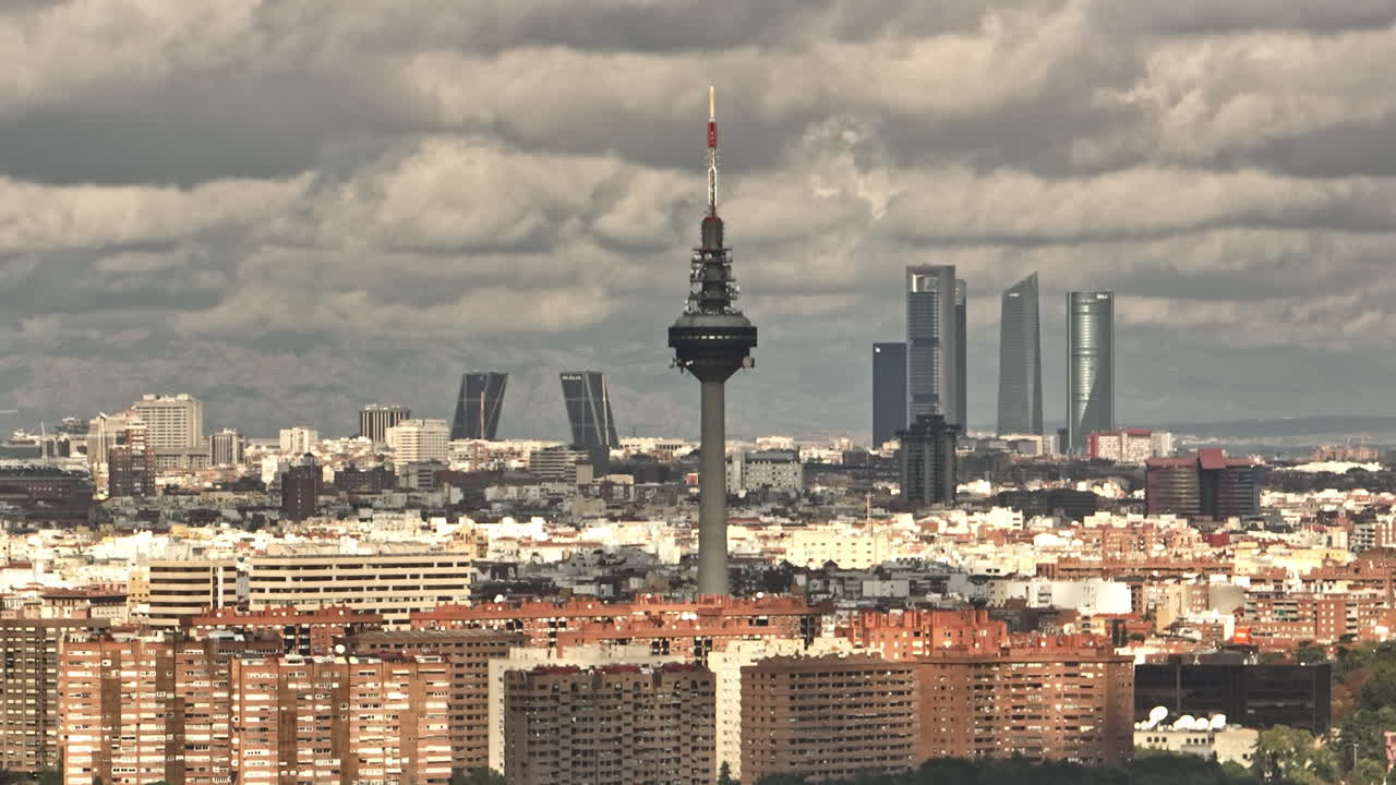 edificios majestuosos a diseños modernos, el horizonte de madrid desde tío pío es una vista