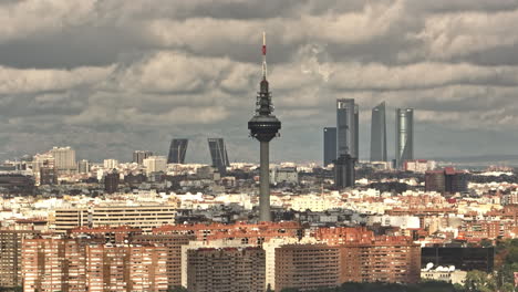 Majestic-buildings-to-modern-designs,-Madrid's-skyline-from-Tío-Pío-is-a-sight