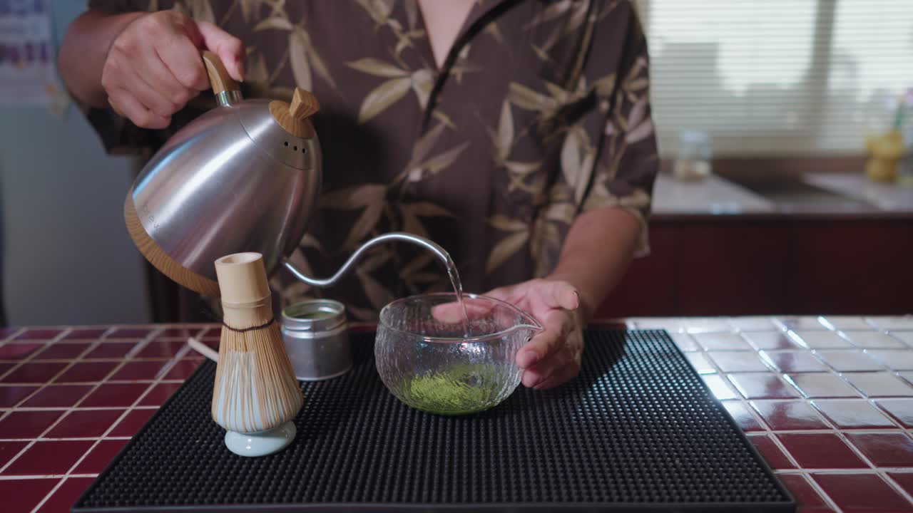 la preparación del té matcha