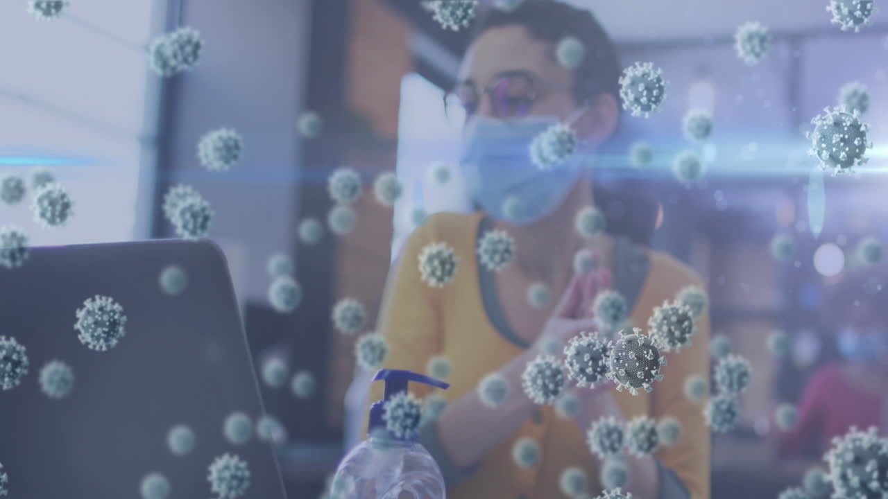 múltiples covid-19 flotando contra la mujer que usa máscara facial desinfectando sus manos en la oficina