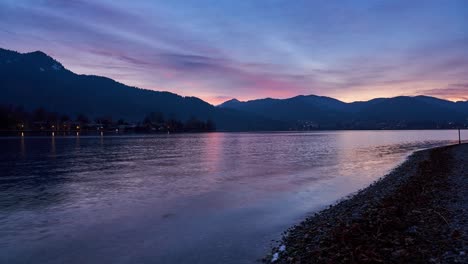 Lapso-De-Tiempo-Al-Atardecer-De-Un-Lago-Con-Montañas-De-Fondo-En-Los-Alpes