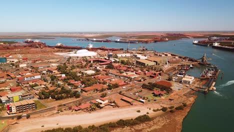 Toma-Aérea-En-Círculos-De-La-Ciudad-Portuaria-De-Trabajo,-Port-Hedland,-Australia-Occidental