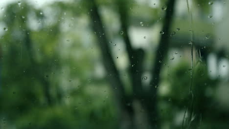 Gota-De-Lluvia-En-La-Ventana-Del-Coche-Verde