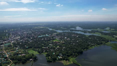 Malerisches-Grünes-Ländliches-Dorf-Umgeben-Von-See-Und-Fluss