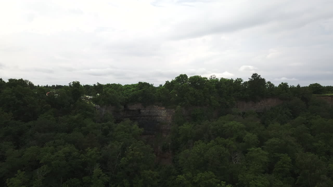 toma de establecimiento de la cascada valaste entre árboles en estonia