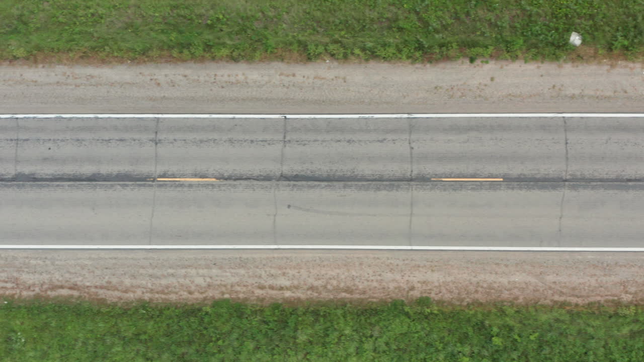 미국 에 있는 두 차선 농촌 도로 의 위 에서 아래 로 내려다보는 모습