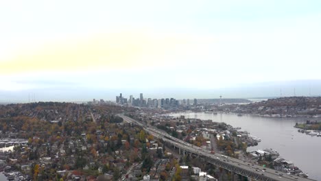 Weite-Luftaufnahme-Des-Darunter-Fließenden-Verkehrs-Von-Seattle-Mit-Lake-Union-Und-Der-Space-Needle-Am-Horizont