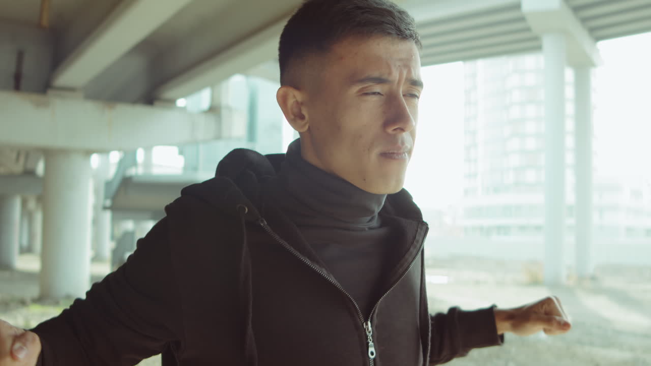 야외 운동 에 앞서 워밍업 운동 을 하는 사람