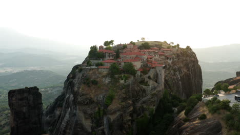 Monasterio-Más-Grande-En-Afloramiento-Rocoso---Monasterio-Sagrado-De-Gran-Meteorito-Al-Atardecer-En-Meteora-Grecia