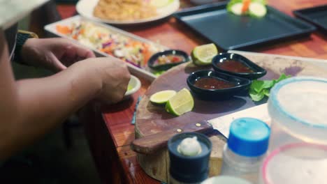 Imágenes-Cinematográficas-De-Cocina-De-4k-De-Un-Chef-Tailandés-Cortando-La-Comida-Y-Preparando-Comida-Tailandesa-En-Un-Restaurante-En-Tailandia