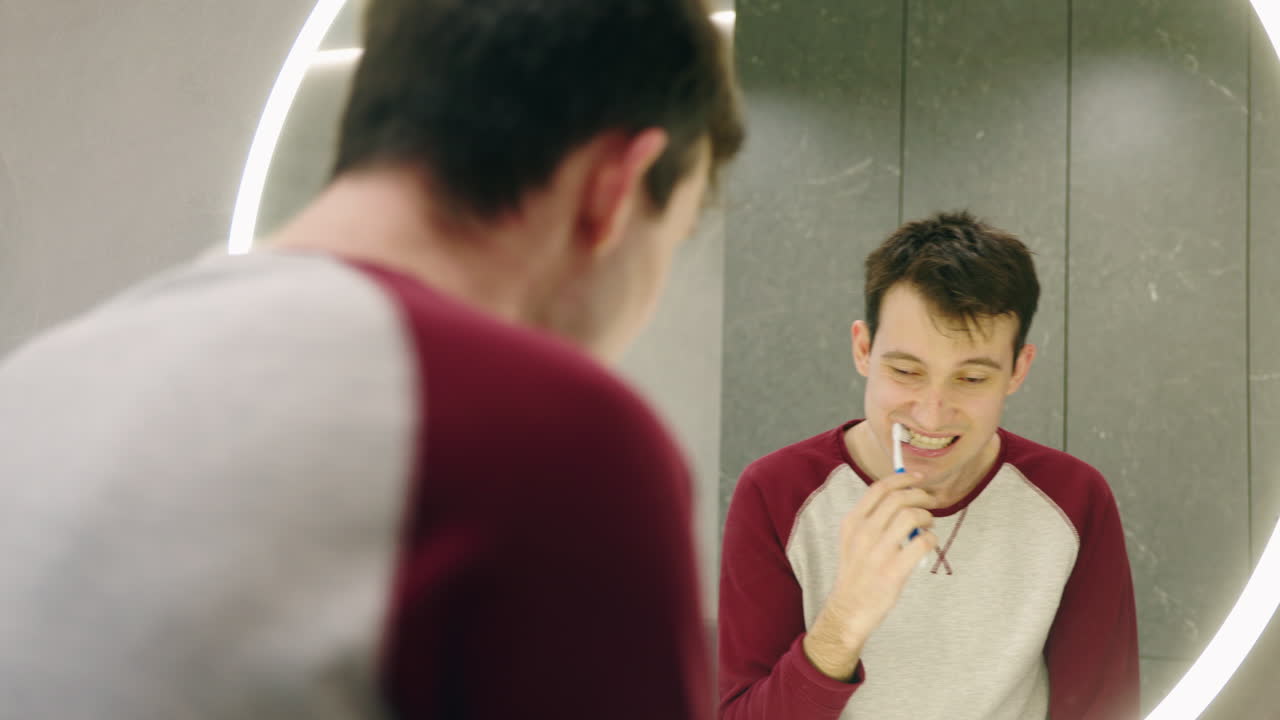 욕실 에서 치아 를 는 남자