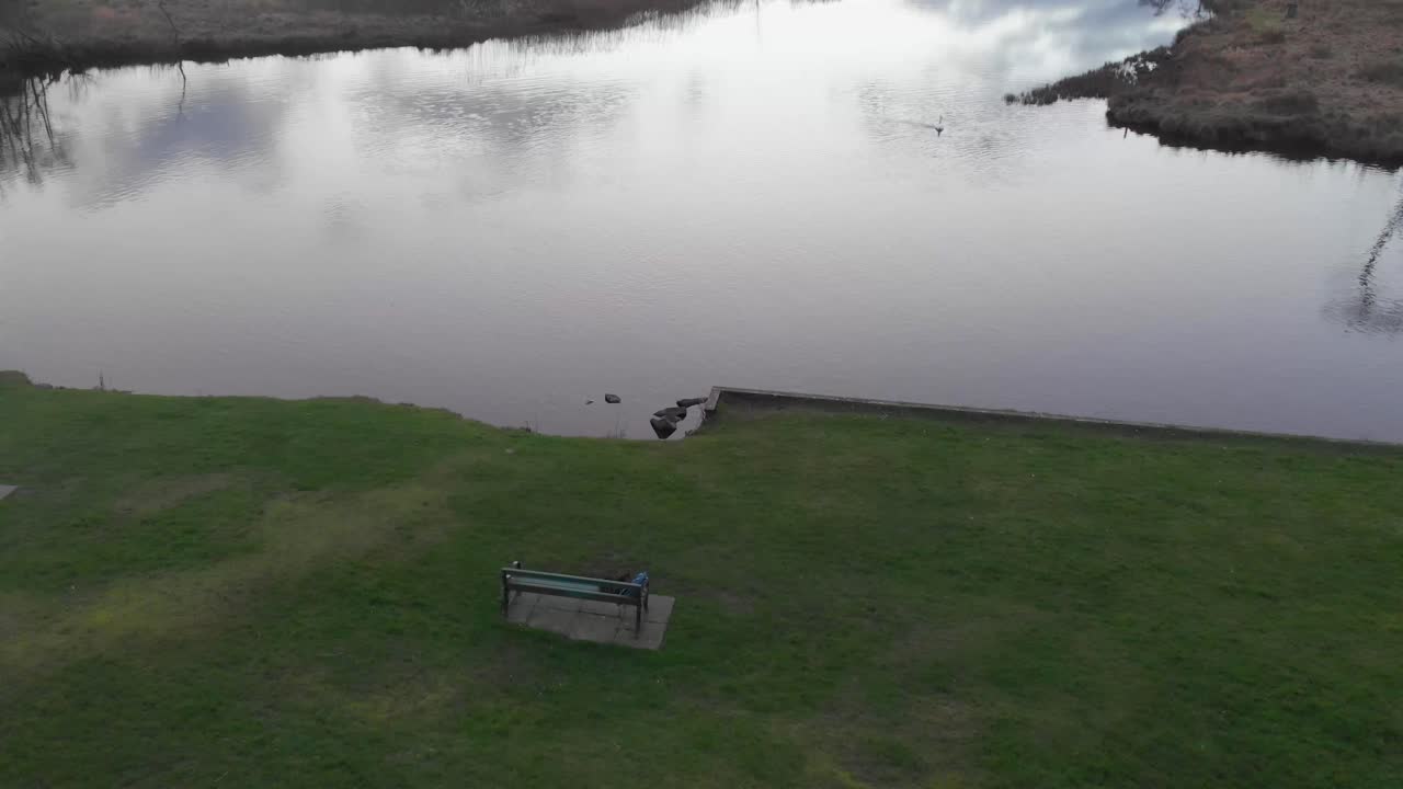 스코틀랜드 고원의 강의 드론 영상