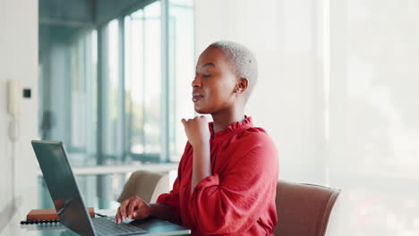 Mujer-Negra,-Computadora-Portátil-Y-Pensamiento-En-La-Oficina