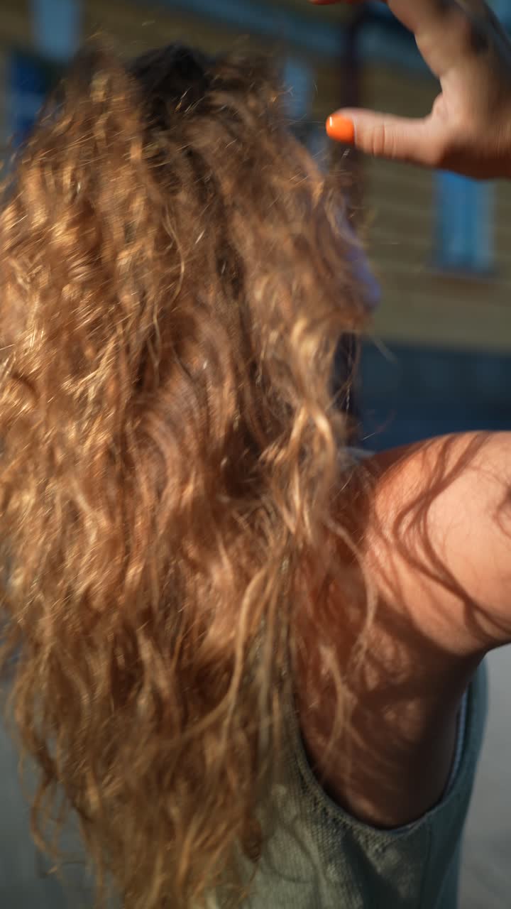 mujer con el cabello rizado al aire libre