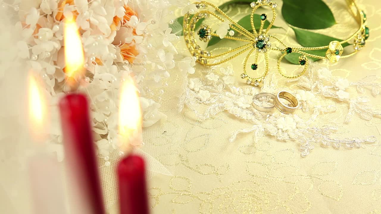 anillos de boda con velas y flores 4