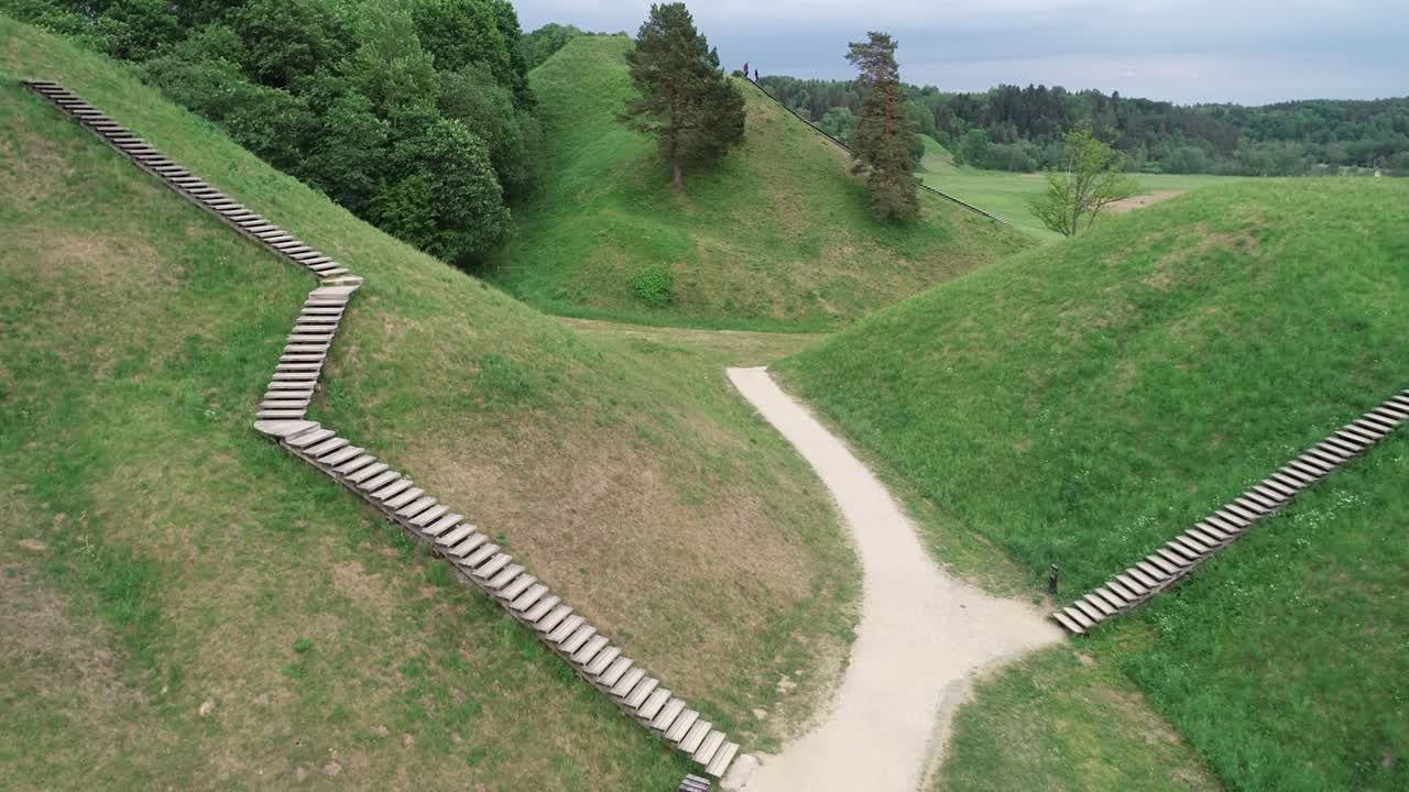 숲 사이의 산, 여름의 추운 날