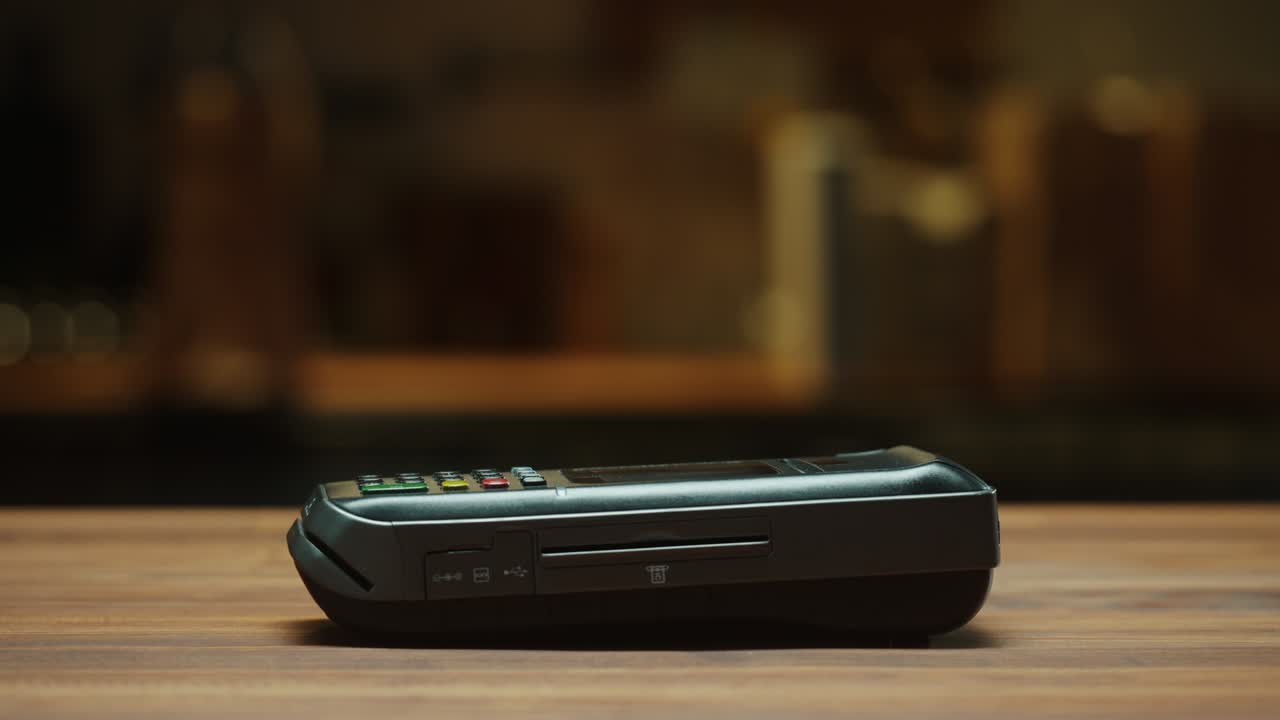 pagar con un primer plano de teléfono inteligente. compras sin efectivo en un restaurante o cafetería. concepto de pago sin contacto y sin contacto. tecnología nfc y terminal bancario.