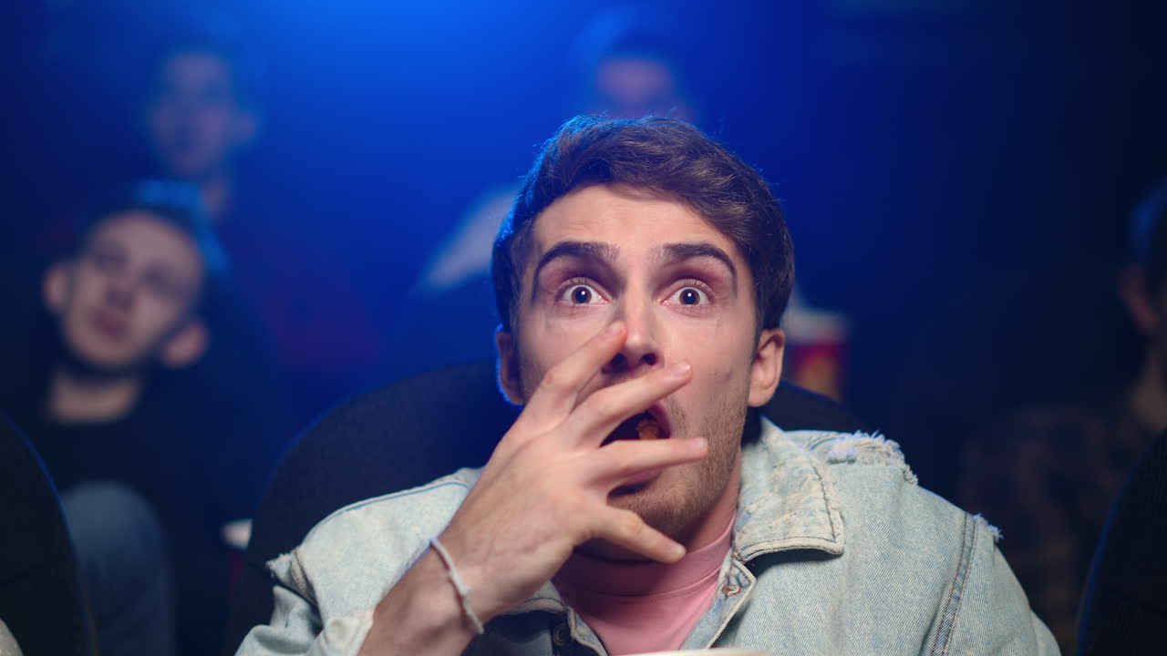 영화관에서 비명을 지르는 남자