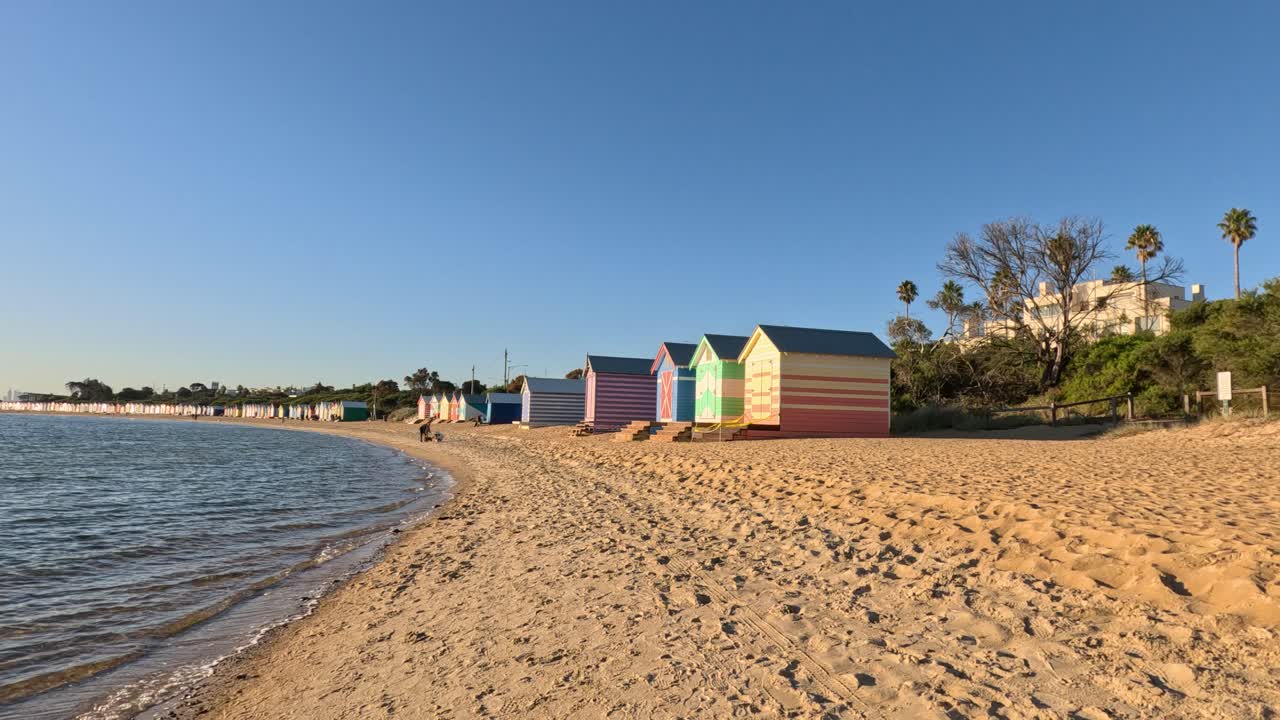 멜버른의 브라이튼 해변에 있는 다채로운 해변 오두막