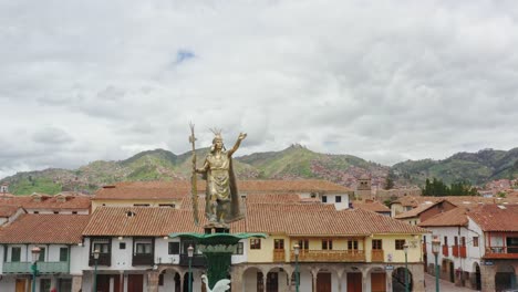 cusco, pérou pachacutec statue sur la place principale et la cathédrale drone uhd