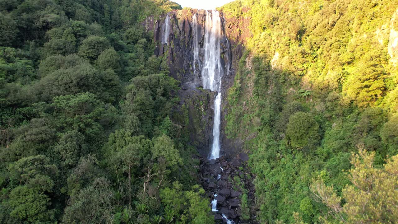 las pintorescas cascadas en niveles de las cataratas de wairere en waikato track, isla del norte, nueva zelanda