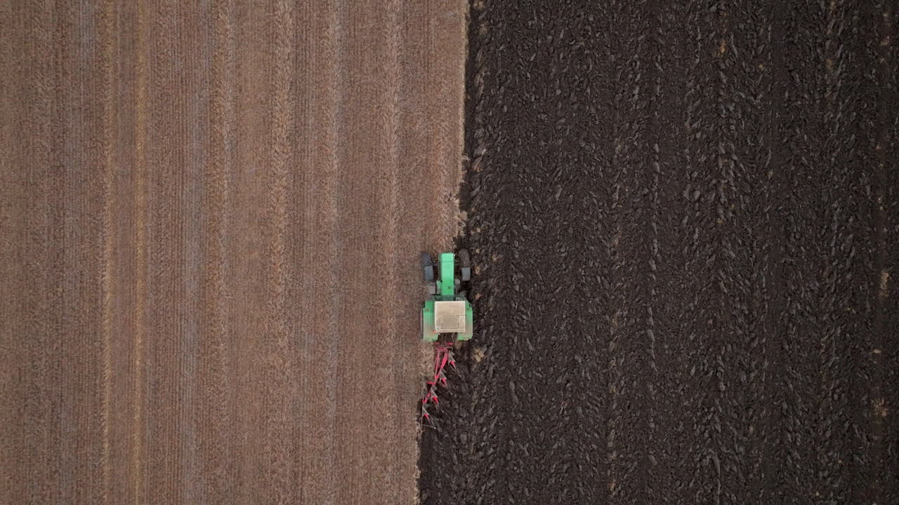 vista aérea del campo de arado del tractor