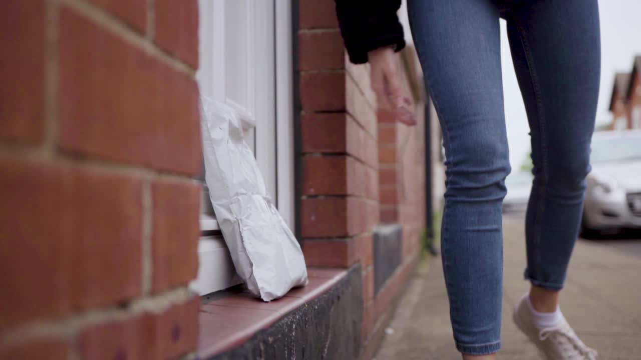 의 집에 케어 패키지를 안전하게 내려주는 소녀 | 클로즈업 샷