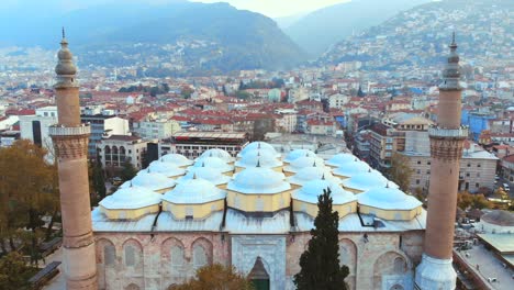vista aérea de la gran mezquita histórica de bursa con un avión no tripulado