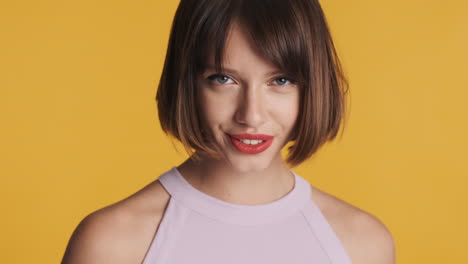 sonriente chica bonita con los labios rojos posando